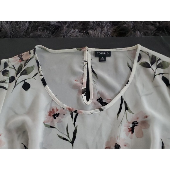 Torrid Size 1 (1X-M/L)Sheer Flutter Sleeve White Pink Floral Elastic Waist Tunic - Picture 3 of 11
